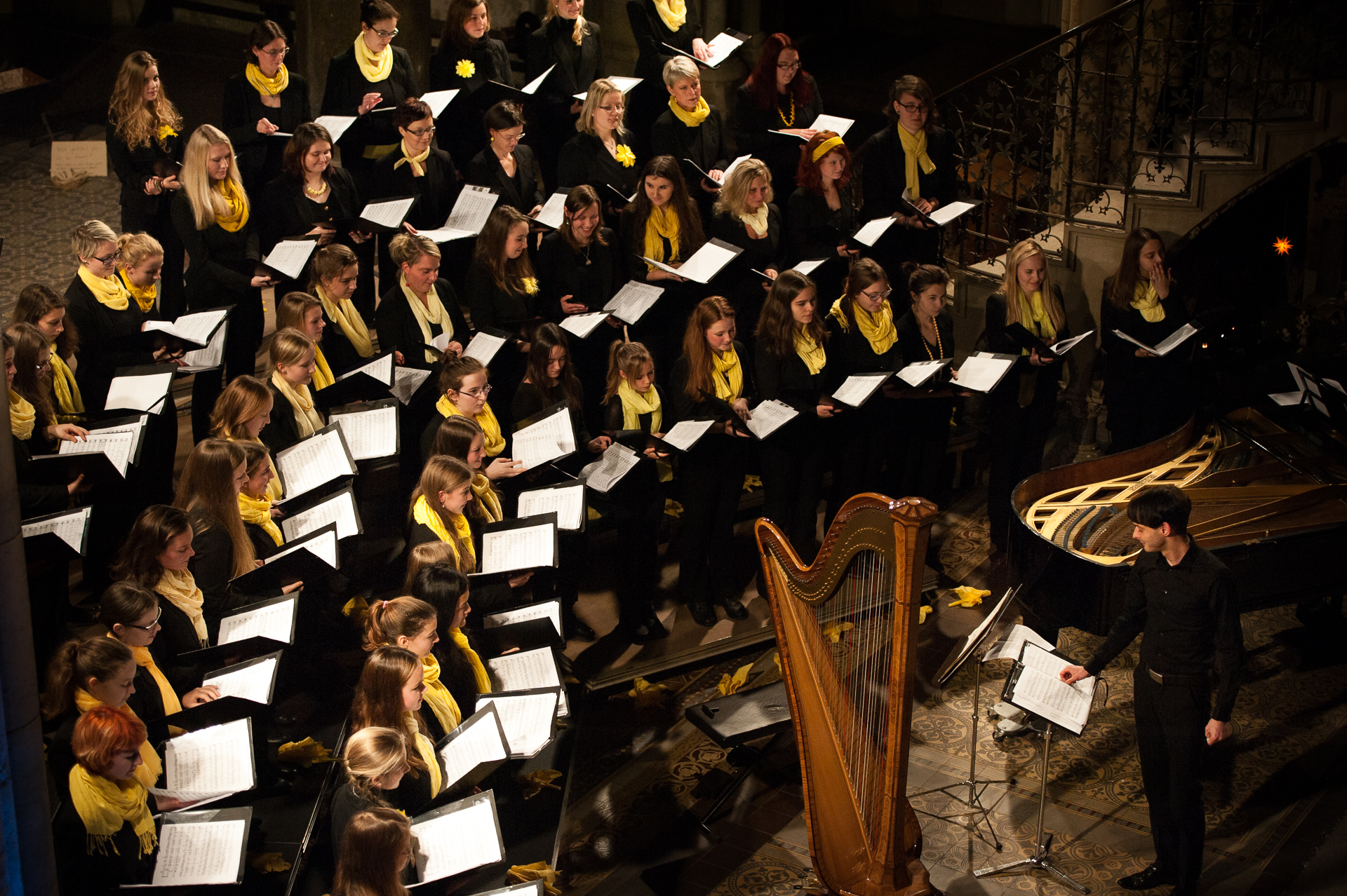 Dieser Chor sing zu Weihnachten in der Peterskirche in Leipzig.