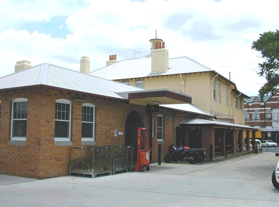 File:1407 - Inverell Post Office - Looking north of the Post Office, later sorting and storage brick addition in foreground and original two-storey building in background. (5044754b4).jpg