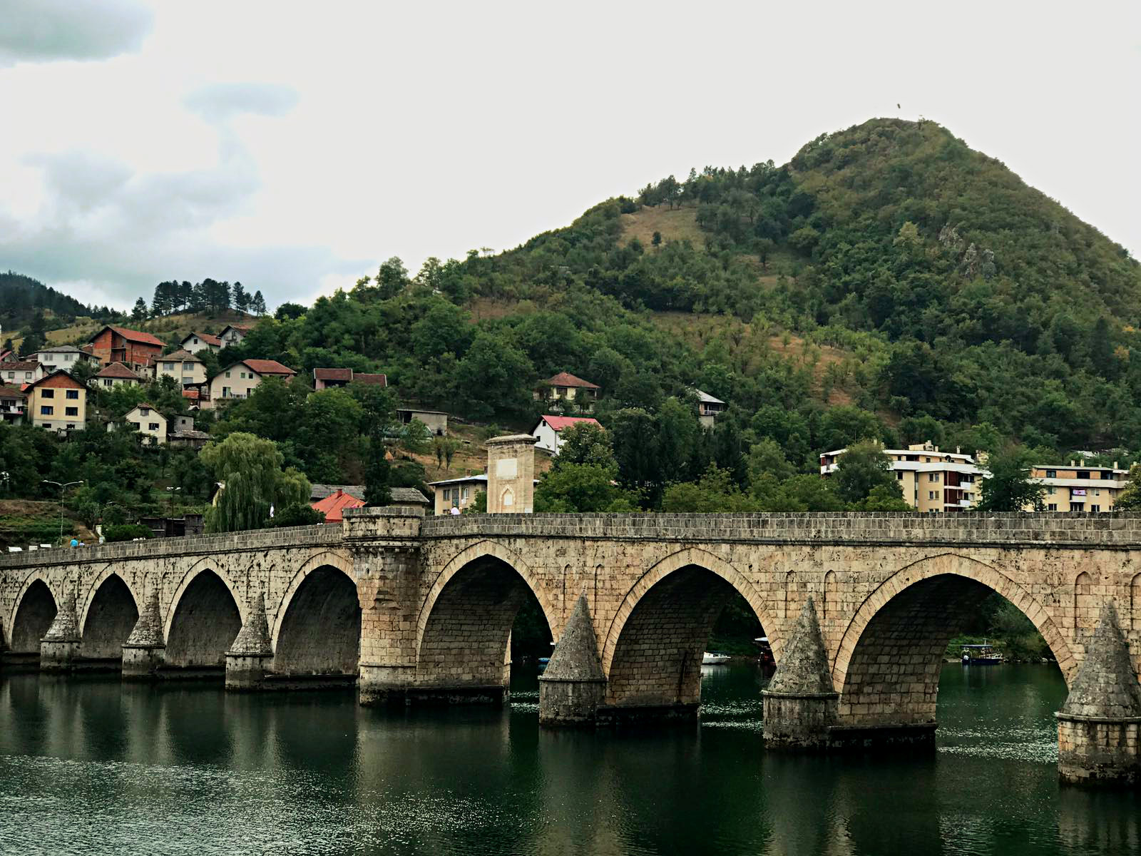 Вишеград Босния. Вишеград на Дрине. Вишеград Босния река Рзав. Мост в Вишеграде Босния.