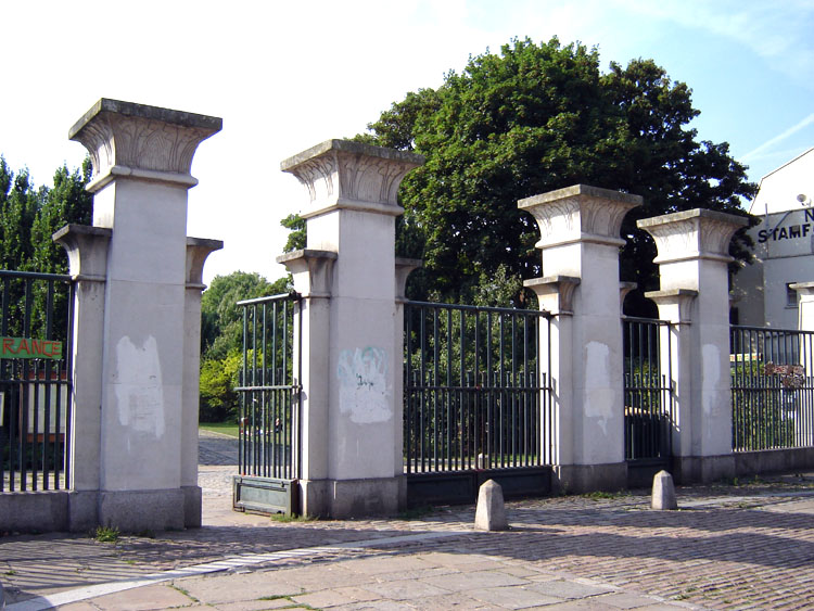 File:Abney park east gate.jpg