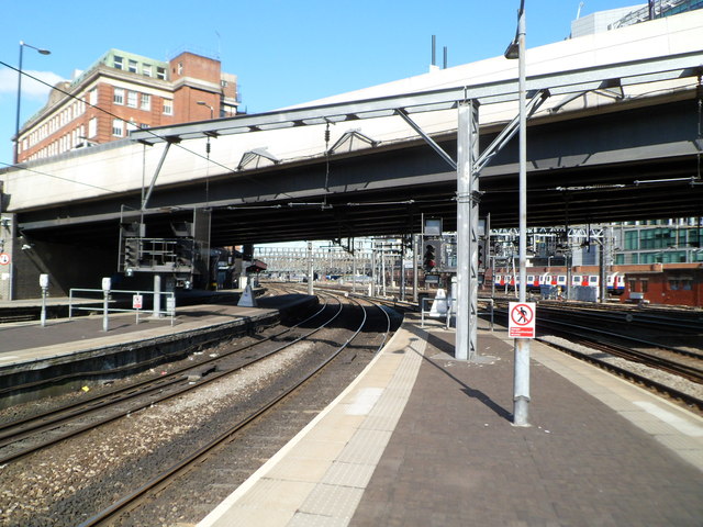 File:Bishop's Road Bridge viewed from Paddington station - geograph.org.uk - 2943156.jpg