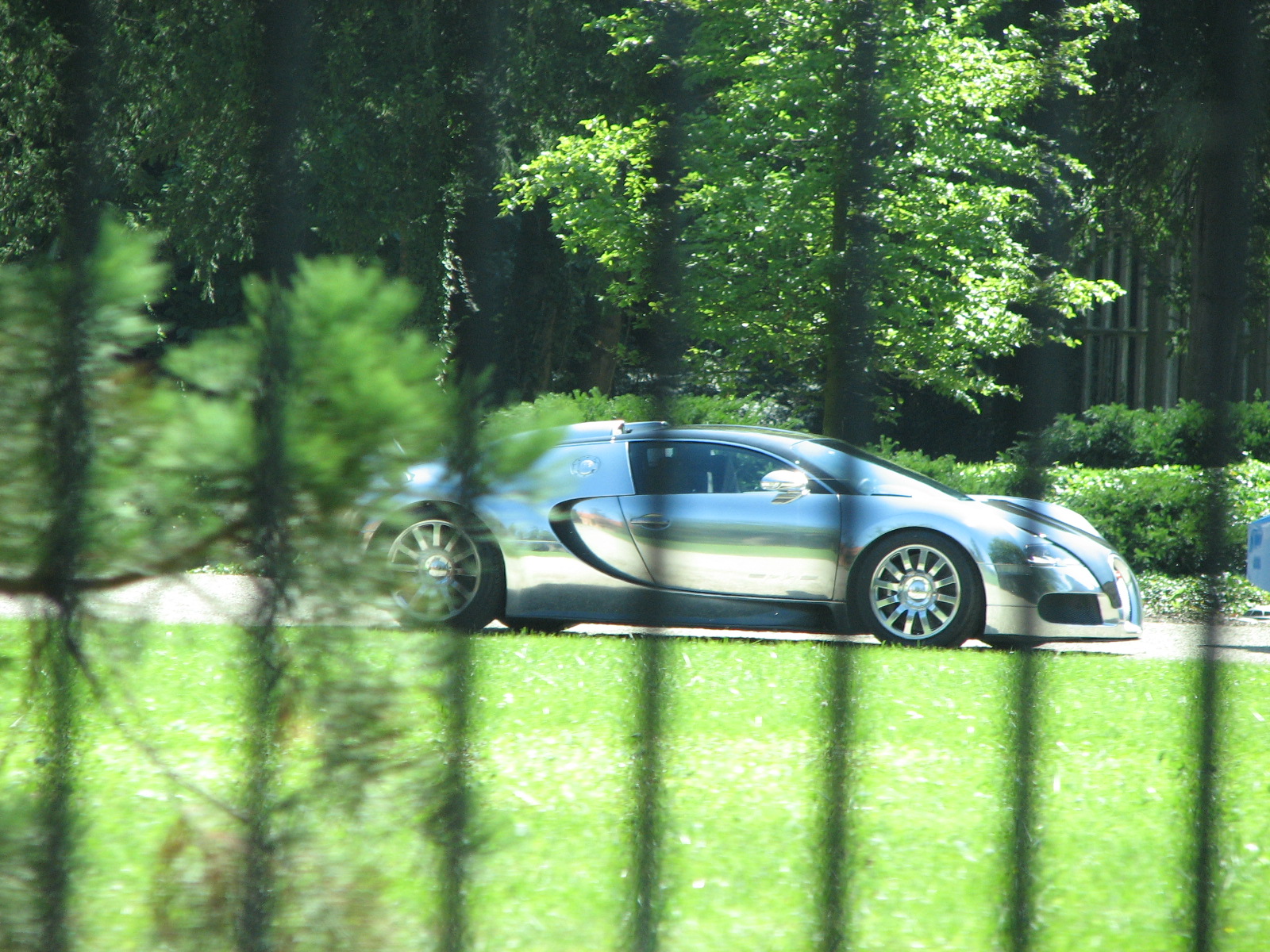 Bugatti eco. Bugatti Veyron Grand Sport Pur Sang. Бугатти Вейрон во дворе. Bugatti Galibier 16c. Бугатти в деревне.