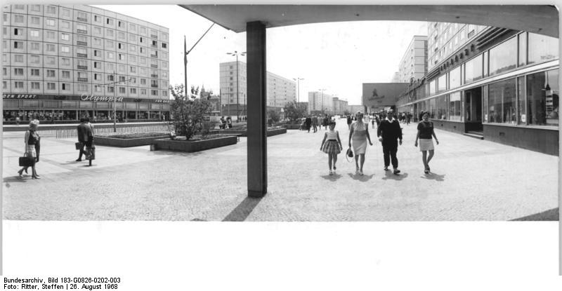 File:Bundesarchiv Bild 183-G0826-0202-003, Magdeburg, Karl-Marx-Straße.jpg