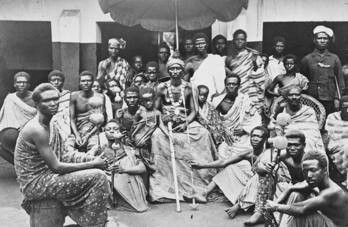 File:COLLECTIE TROPENMUSEUM Een Fante chief met zijn hofhouding te Cape Coast TMnr 60024037.jpg