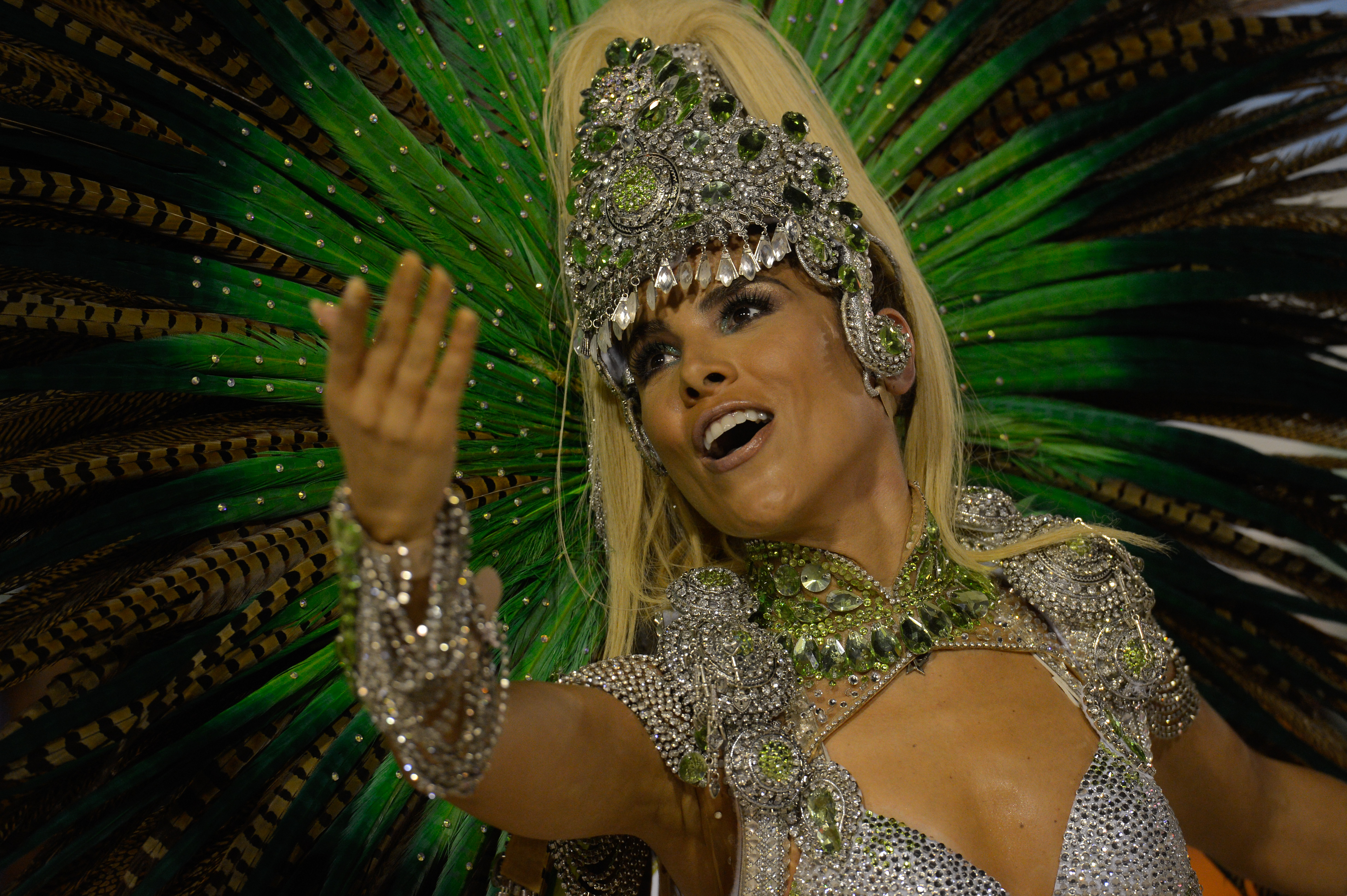 Кто исполнял песни в карнавале. Самба де Жанейро клип. Музыкальный карнавал. Путешествие по Бразилии видео. Бразильская музыка.