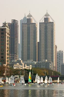 File:Ddm 2004 016 Love River.jpg