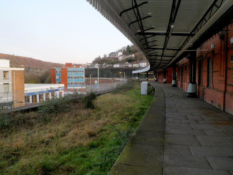 File:Disused platform, Pontypridd railway station - geograph.org.uk - 3450582.jpg