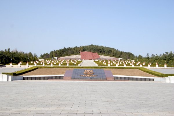 File:Dprk pyongyang cemetery 05.jpg