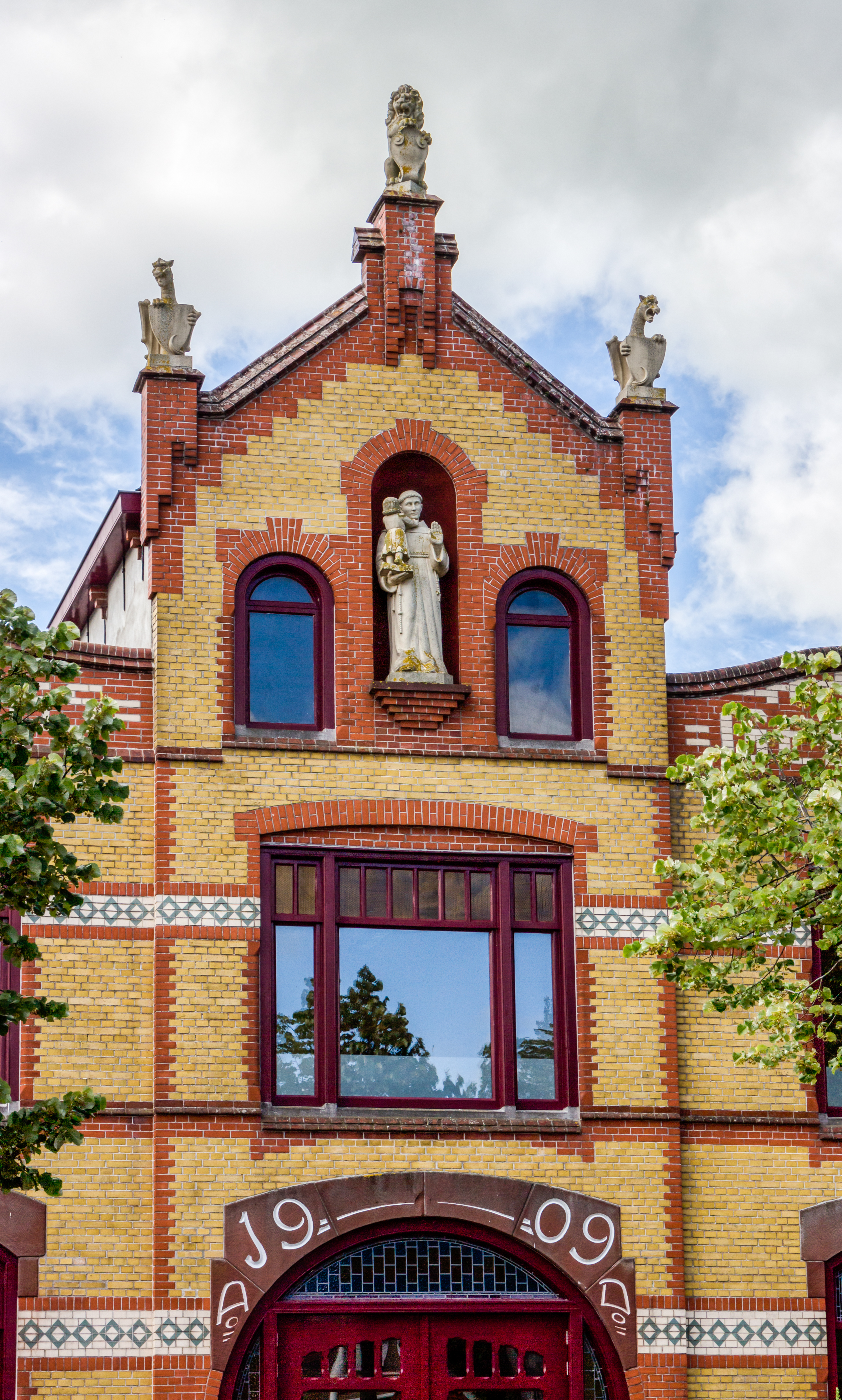 File:Franeker. Rooms Katholiek Verenigingsgebouw. 03-08-2021