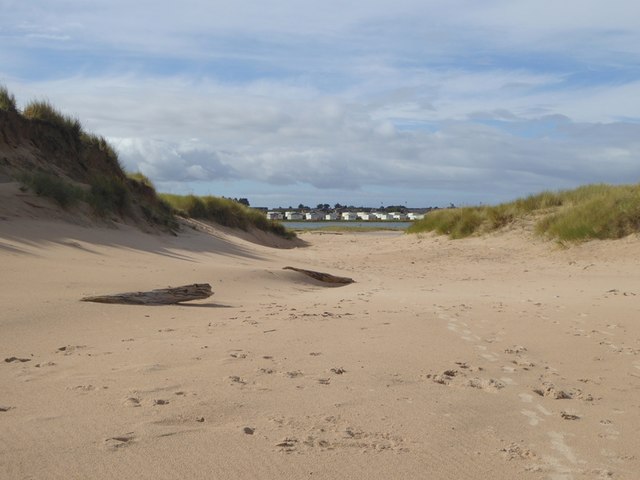 File:Gap in the dunes - geograph.org.uk - 5122775.jpg