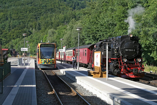 File:Harzquerbahn Merkwürdige Zugkreuzung - geo.hlipp.de -1016.jpg