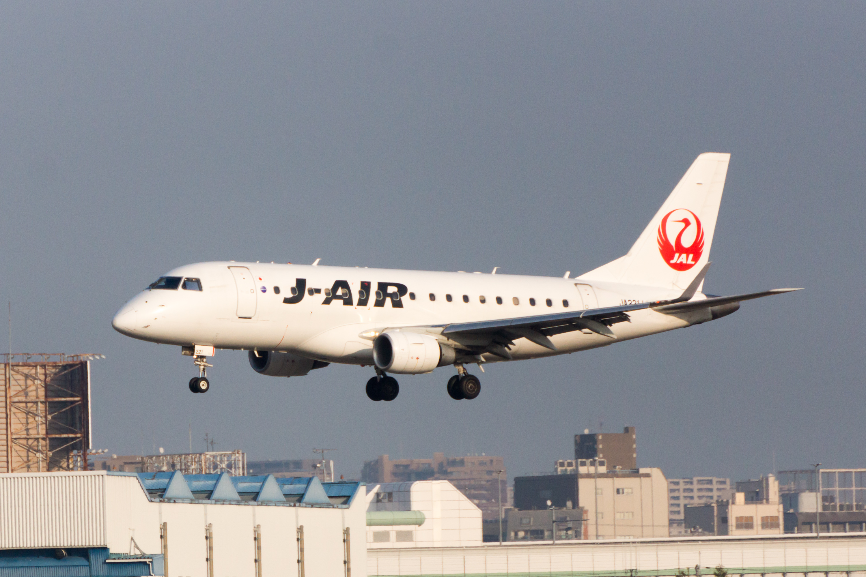 ファイル:J-Air, ERJ-170, JA221J (24080938461).jpg - Wikipedia