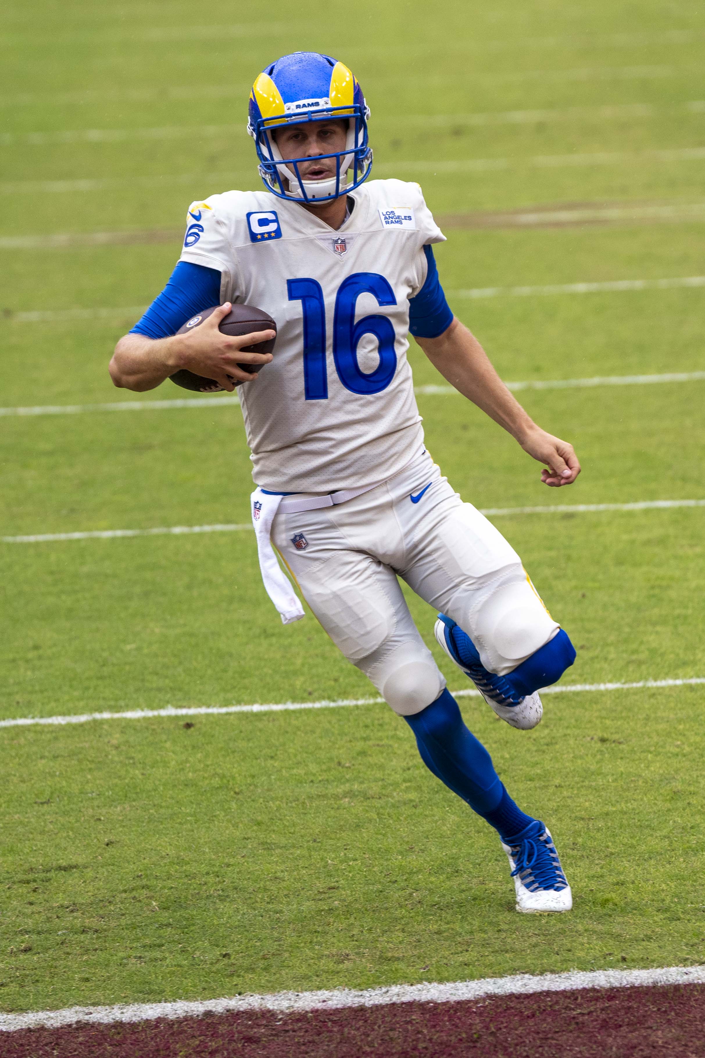 Los Angeles Rams quarterback Jared Goff (16) warms up before an NFL  football game agains the New York Giants Sunday, Nov. 5, 2017, in East  Rutherford, N.J. (AP Photo/Bill Kostroun Stock Photo - Alamy