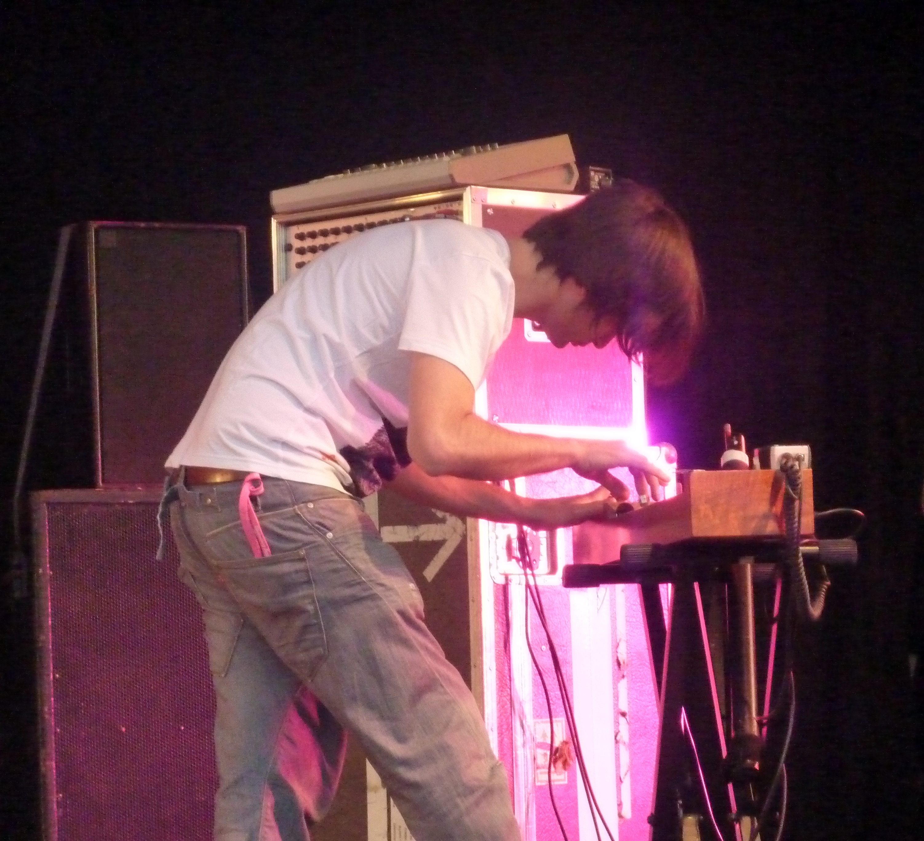 Jonny Greenwood tocando las ondas Martenot en el Festival de Glastonbury (2010).