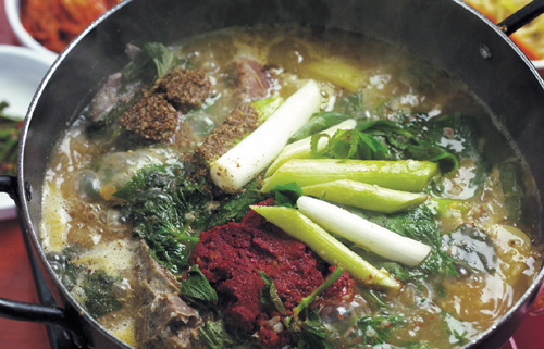 File:KOCIS Gamjatang, pork-on-the-bone soup with potatoes (5029033968).jpg