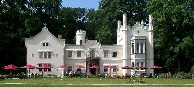 File:Kleines Schloss Park Babelsberg.jpg