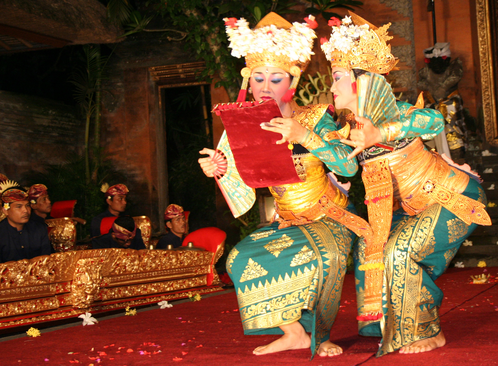 Tari legong dan kecak adalah contoh tari tradisional dari provinsi