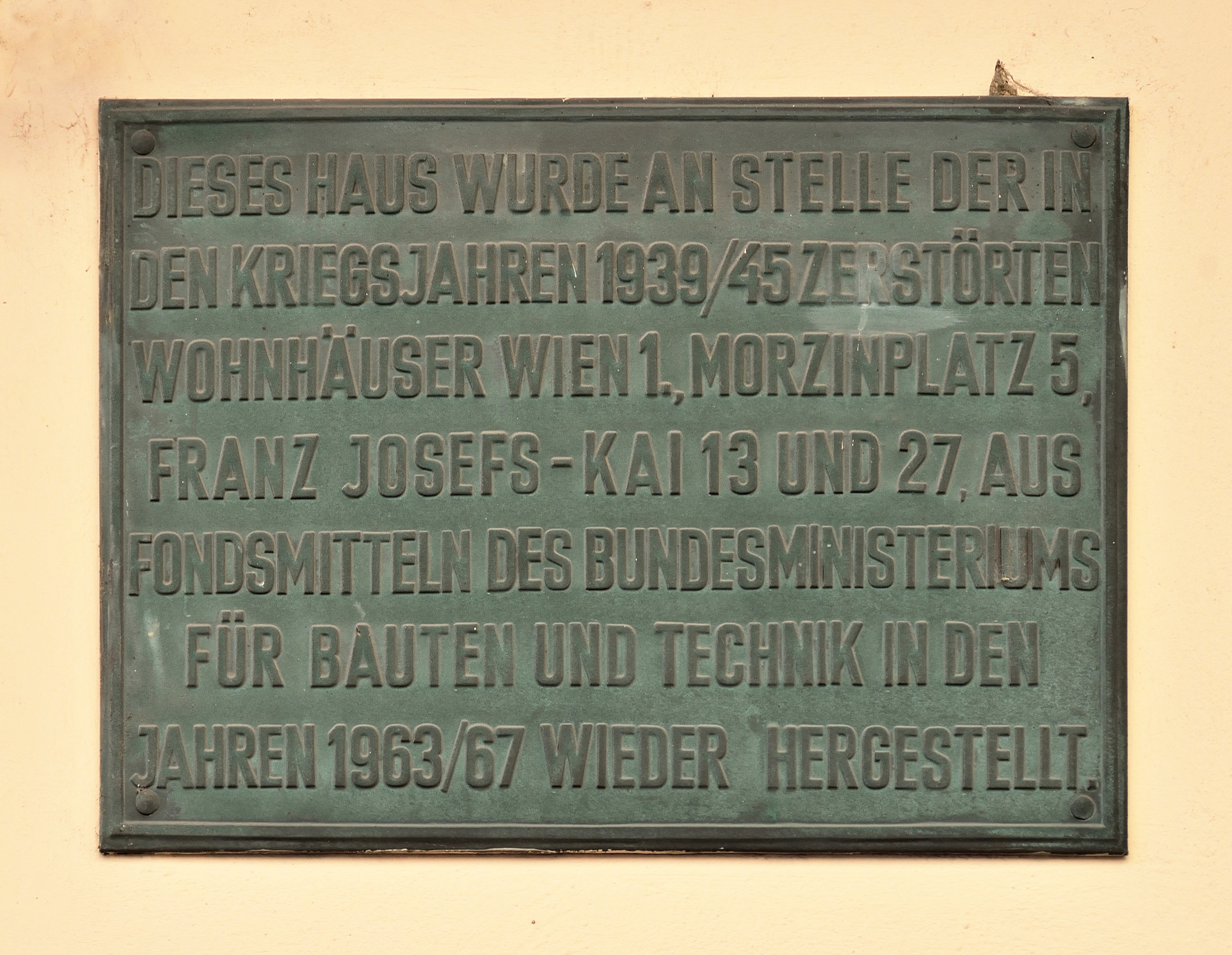 Leopold-Figl-Hof - plaque.jpg