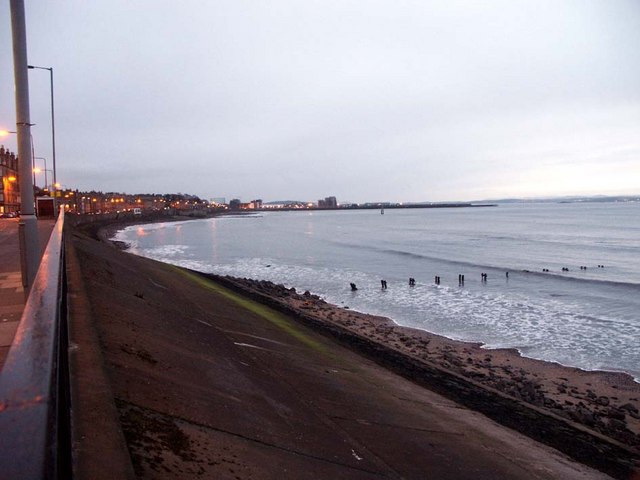 File:Sea Front at Newhaven - geograph.org.uk - 144008.jpg