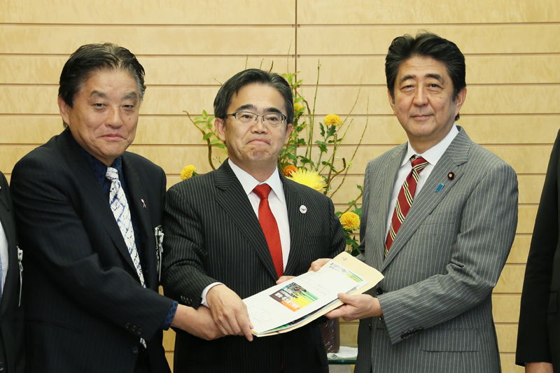 File:Takashi Kawamura Hideaki Omura and Shinzo Abe 20161021 1.jpg