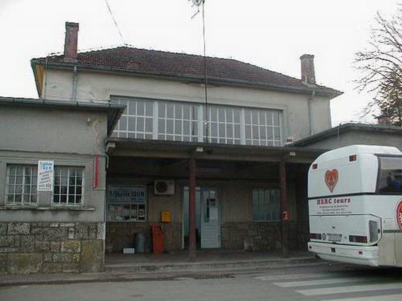 File:Vrbovec - Entrance into Train Station - panoramio.jpg