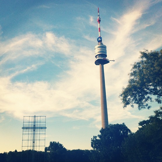 File:-vienna -sky -clouds -cross -tower (8865010824).jpg