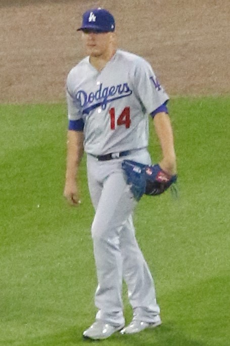 Dodgers' Kiké Hernandez gave his batting gloves to a fan in