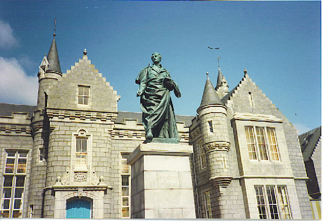 File:Aberdeen Grammar School, with Byron Statue. - geograph.org.uk - 115617.jpg