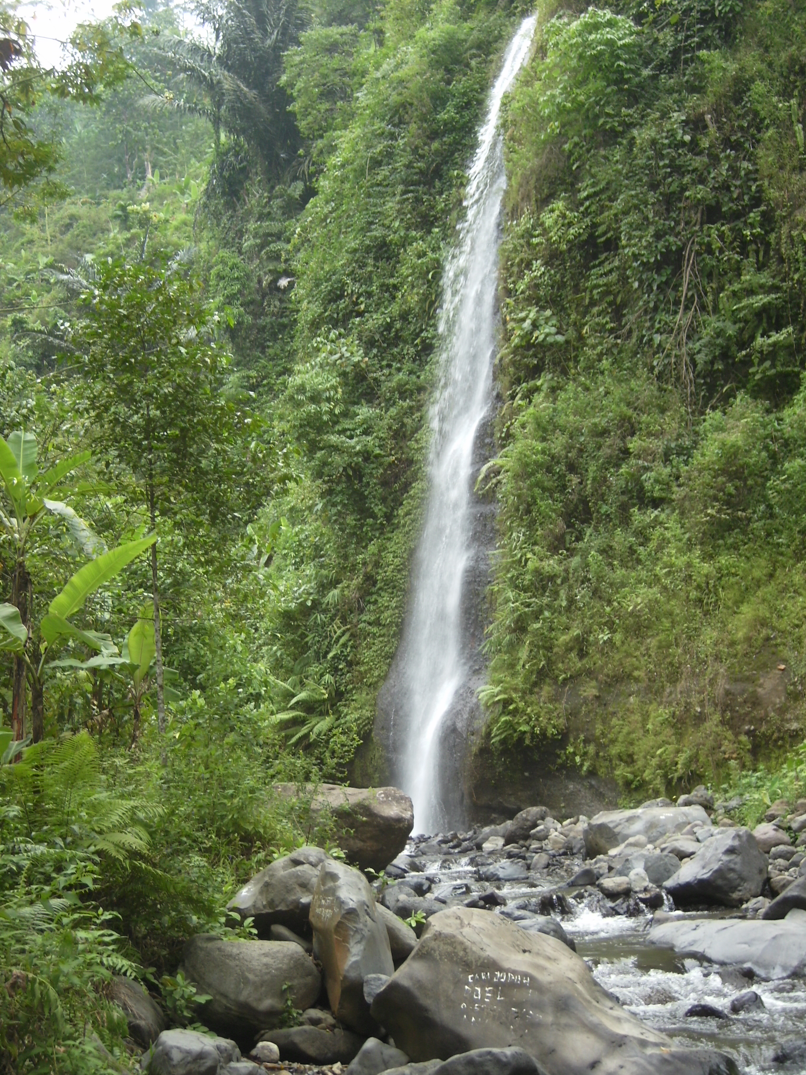 File:Air terjun Santi.JPG - Wikimedia Commons