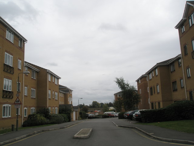 File:Ascot Court just off The Grove - geograph.org.uk - 996434.jpg