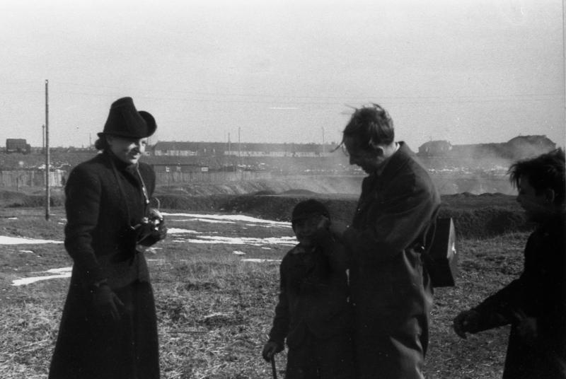 File:Bundesarchiv Bild 146-1987-107-30, Lager Köln, Robert Ritter und Mitarbeiterin.jpg