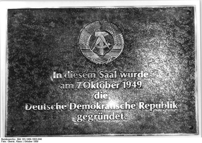 File:Bundesarchiv Bild 183-1989-1003-044, Berlin, Gedenktafel DDR-Gründung.jpg
