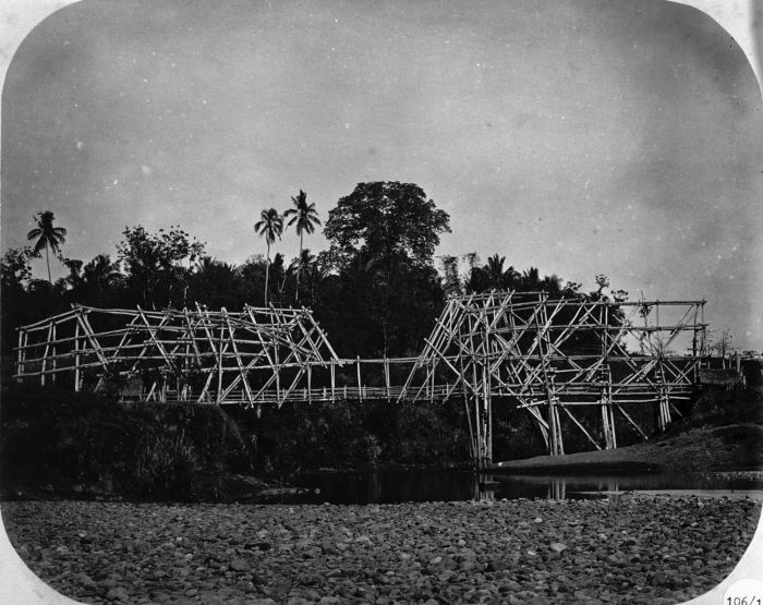 File:COLLECTIE TROPENMUSEUM Bamboe brug bij Magelang TMnr 60005244.jpg