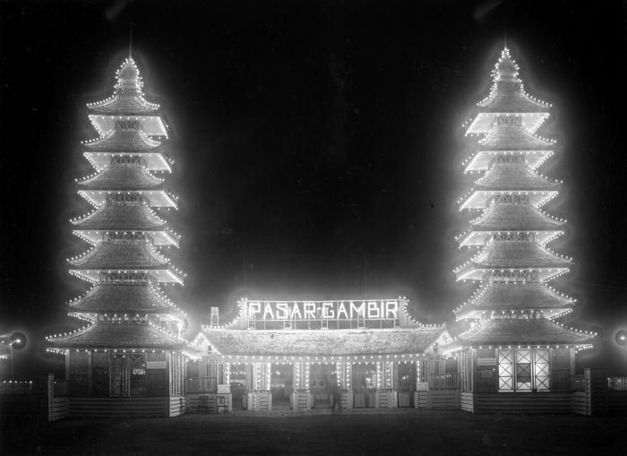 File:COLLECTIE TROPENMUSEUM De 's avonds verlichte ingang van de Pasar Gambir op het Koningsplein in Batavia TMnr 60029670.jpg