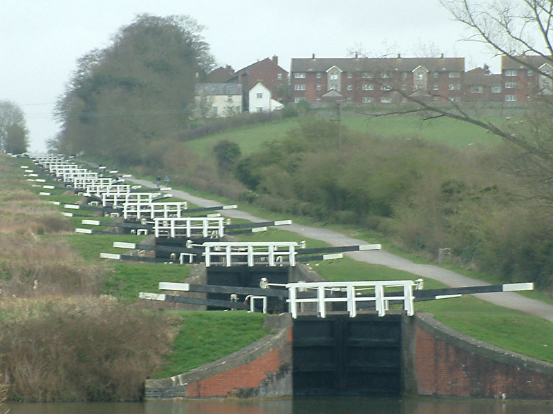 File:Caen Hill Locks.jpg