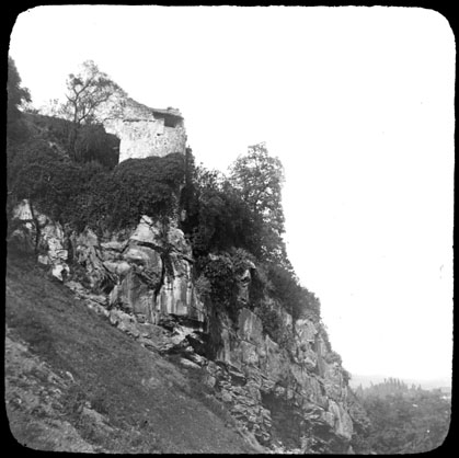 File:Château en ruines, tour, rocher (5430628002).jpg