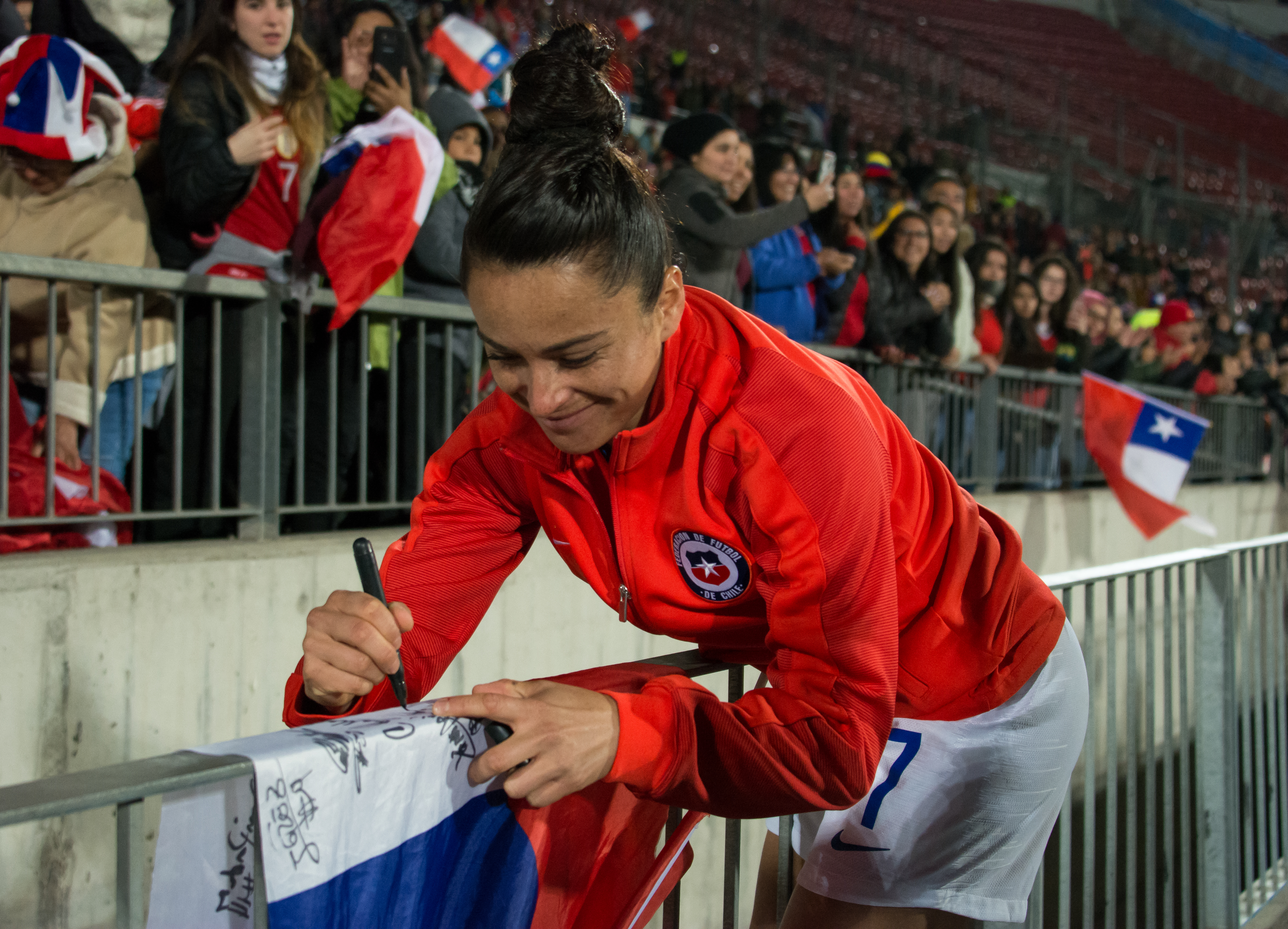 Rojas with [[Chile women's national football team|Chile]] in 2019