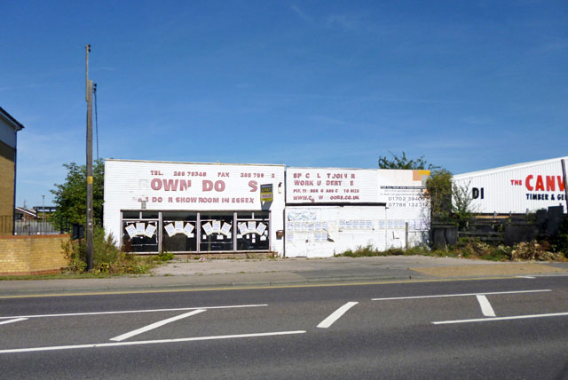 File:Crown Doors (closed down) - geograph.org.uk - 5113080.jpg