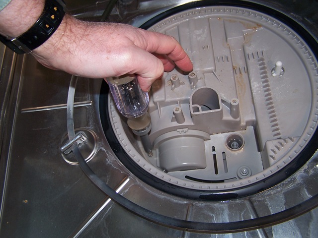 https://upload.wikimedia.org/wikipedia/commons/6/6f/Dishwasher_disassembly_15.jpg