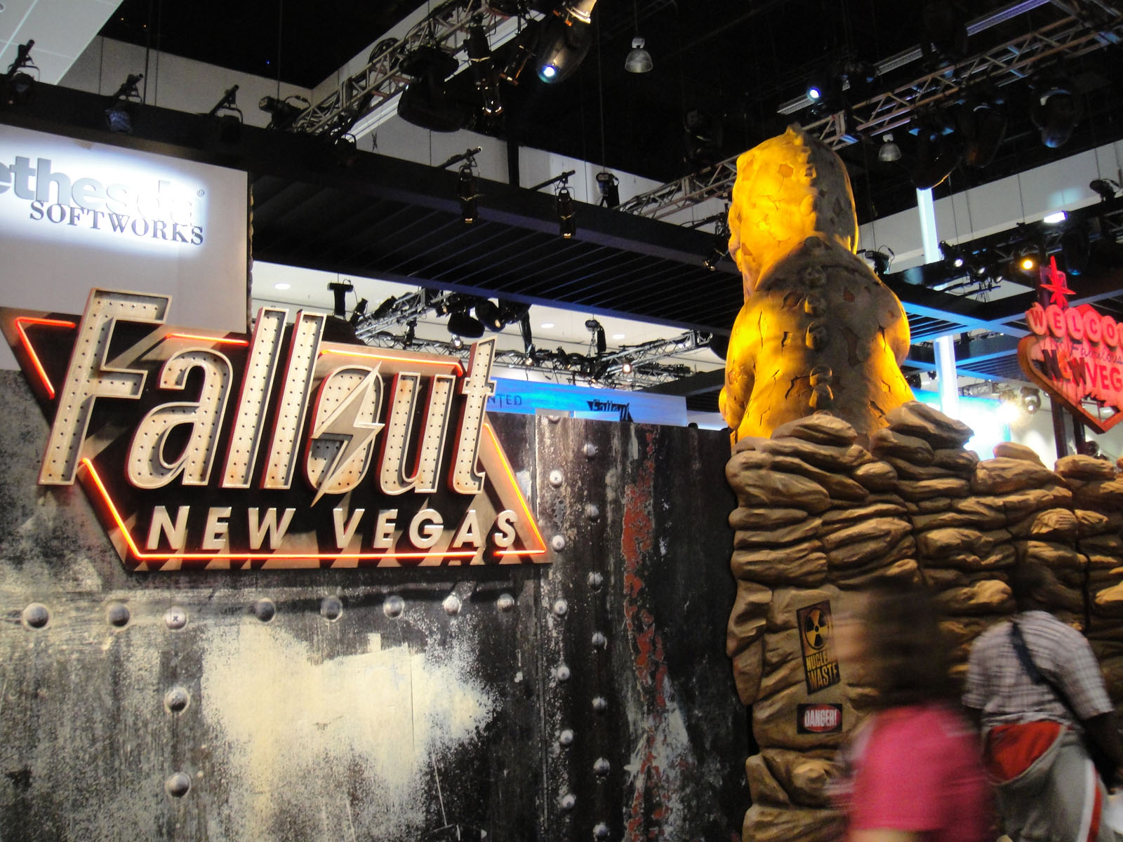 Файл:E3 2010 Bathesda games Fallout New Vegas booth.jpg — Википедия