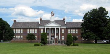 Granville Sekolah Tinggi dilihat dari Quaker Jalan di Desa Granville, New York.