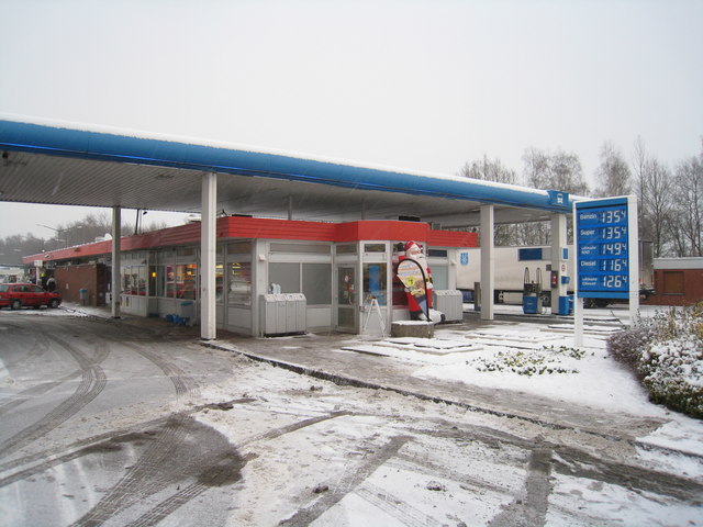 File:Grundbergsee Süd - Aral Tankstelle - geograph.org.uk - 7727.jpg