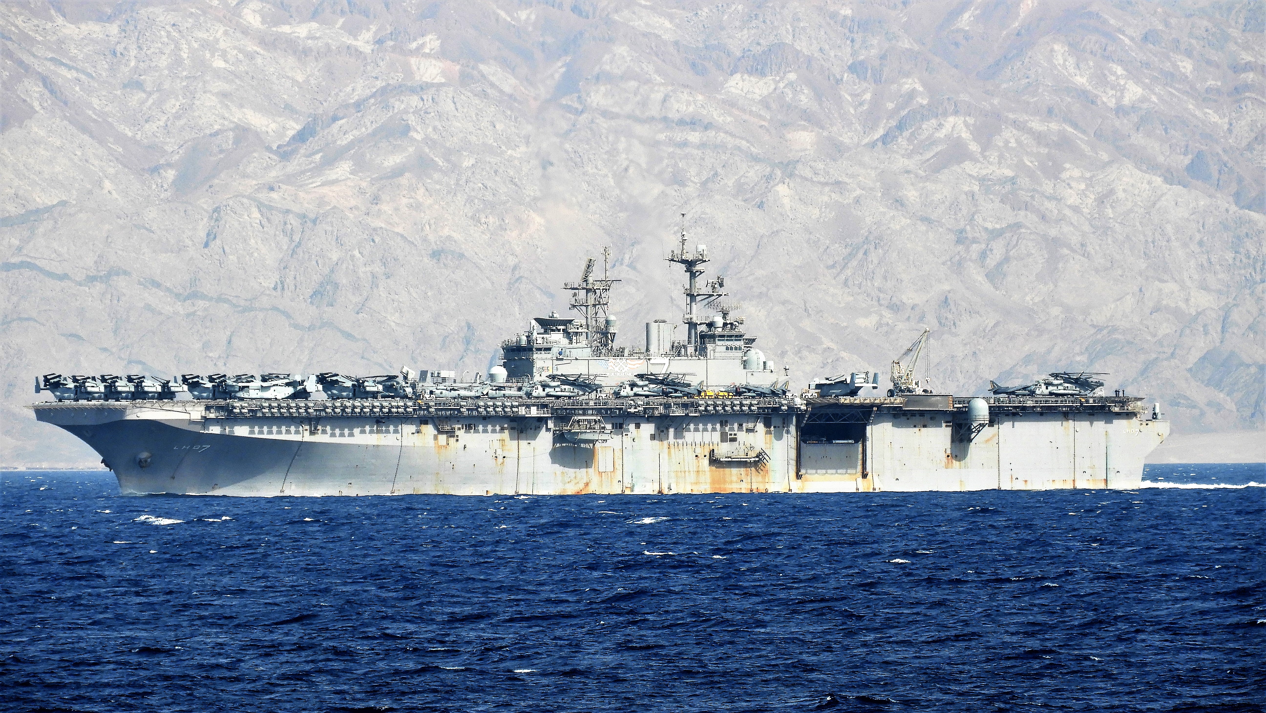 File:Hubschrauberträger USS Iwo Jima (LHD-7) 2018 im Golf von