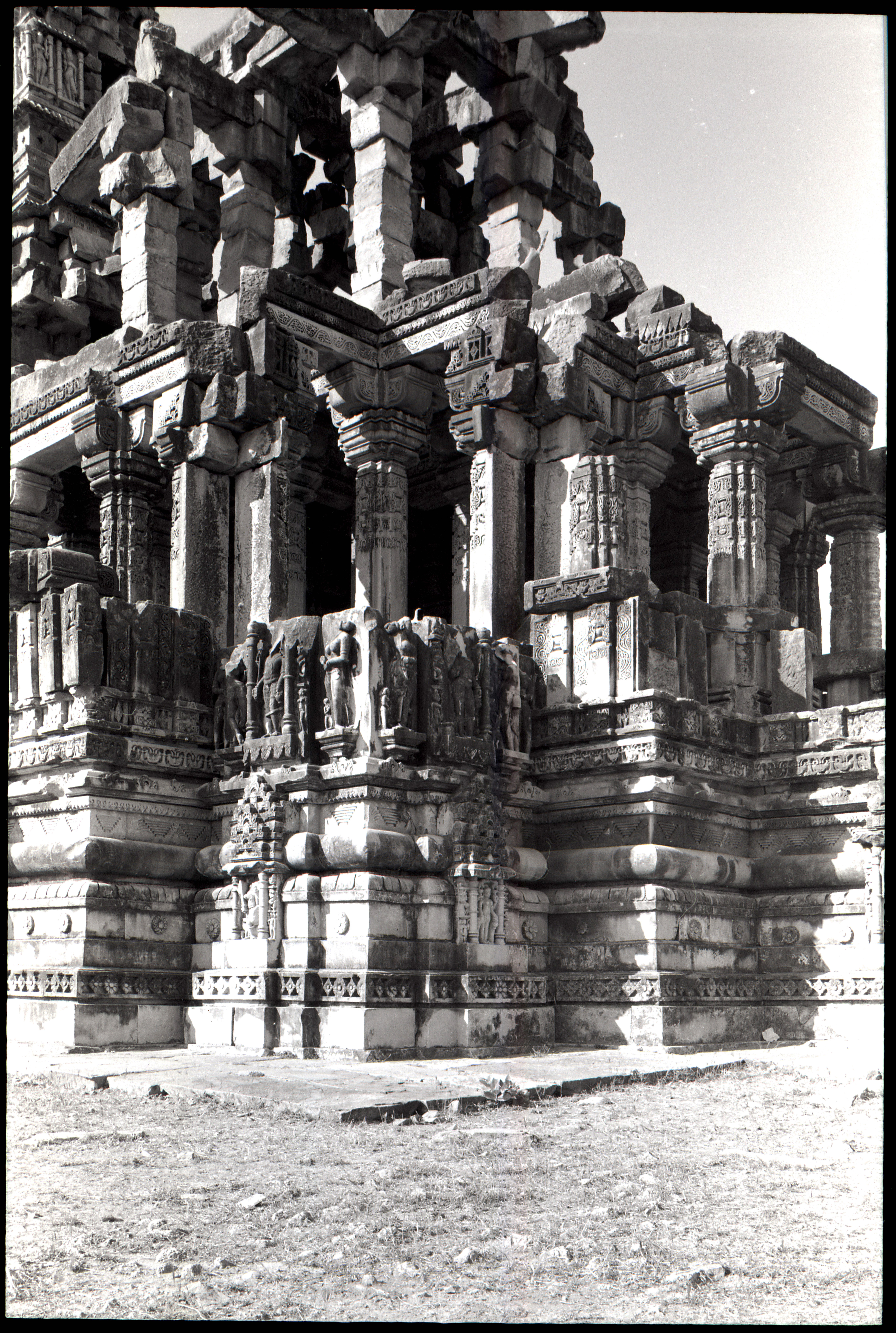 File:Kakanmath temple, Sihoniya, maṇḍapa from the south  -  Wikimedia Commons