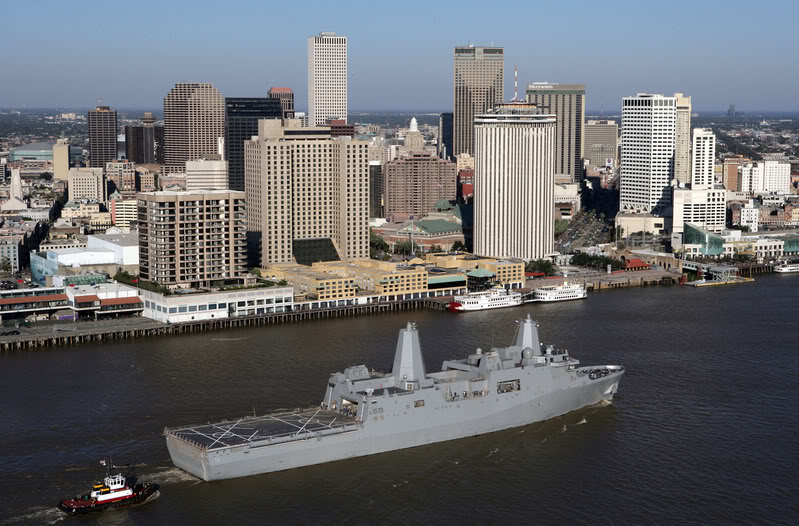 Файл:LPD18USSNewOrleansPassingNewOrleans.jpg