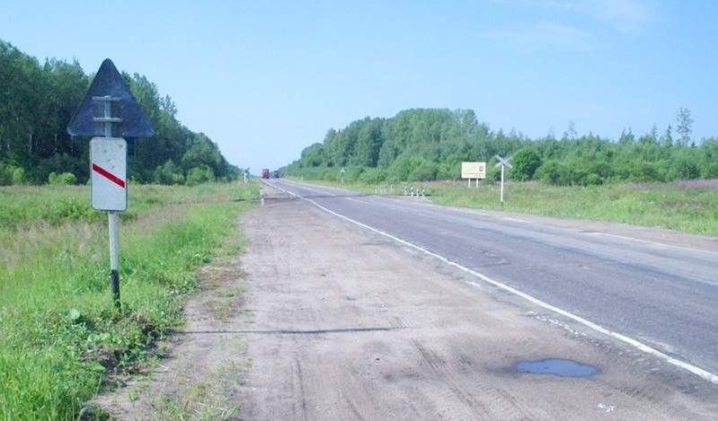 File:M8 crossing Semigorodnyaya railway.jpg