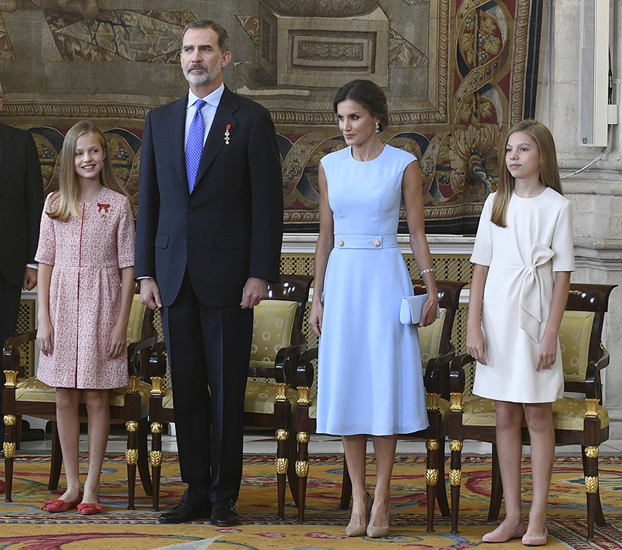 La familia real española en un acto formal: la princesa Leonor, el Rey Felipe, la Reina Letizia, la infanta Sofía