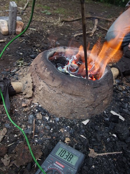 Expérimentation sur la température d'un bas fourneau au village préhistorique de ZOO à Pilsen (Tchéquie) / CC BY SA 4.04 Oživená (pre)historie, z.s., Juin 2015