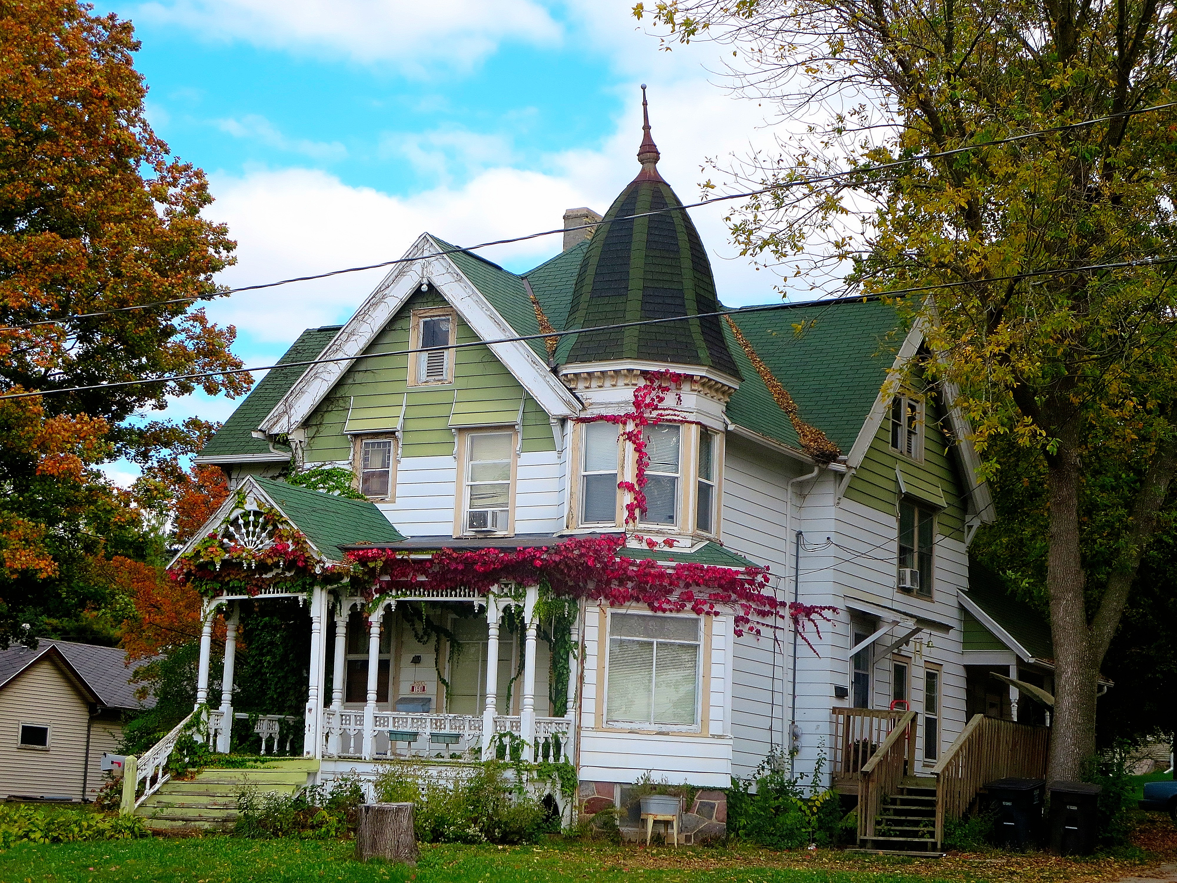 Стиль королев. Queen Anne House. Стиль королевы Анны в архитектуре Англии. Загородные дома в стиле королевы Анны. Самый роскошный дом в стиле королевы Анны.