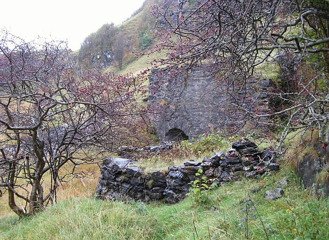 File:Ruined limekiln - geograph.org.uk - 605522.jpg